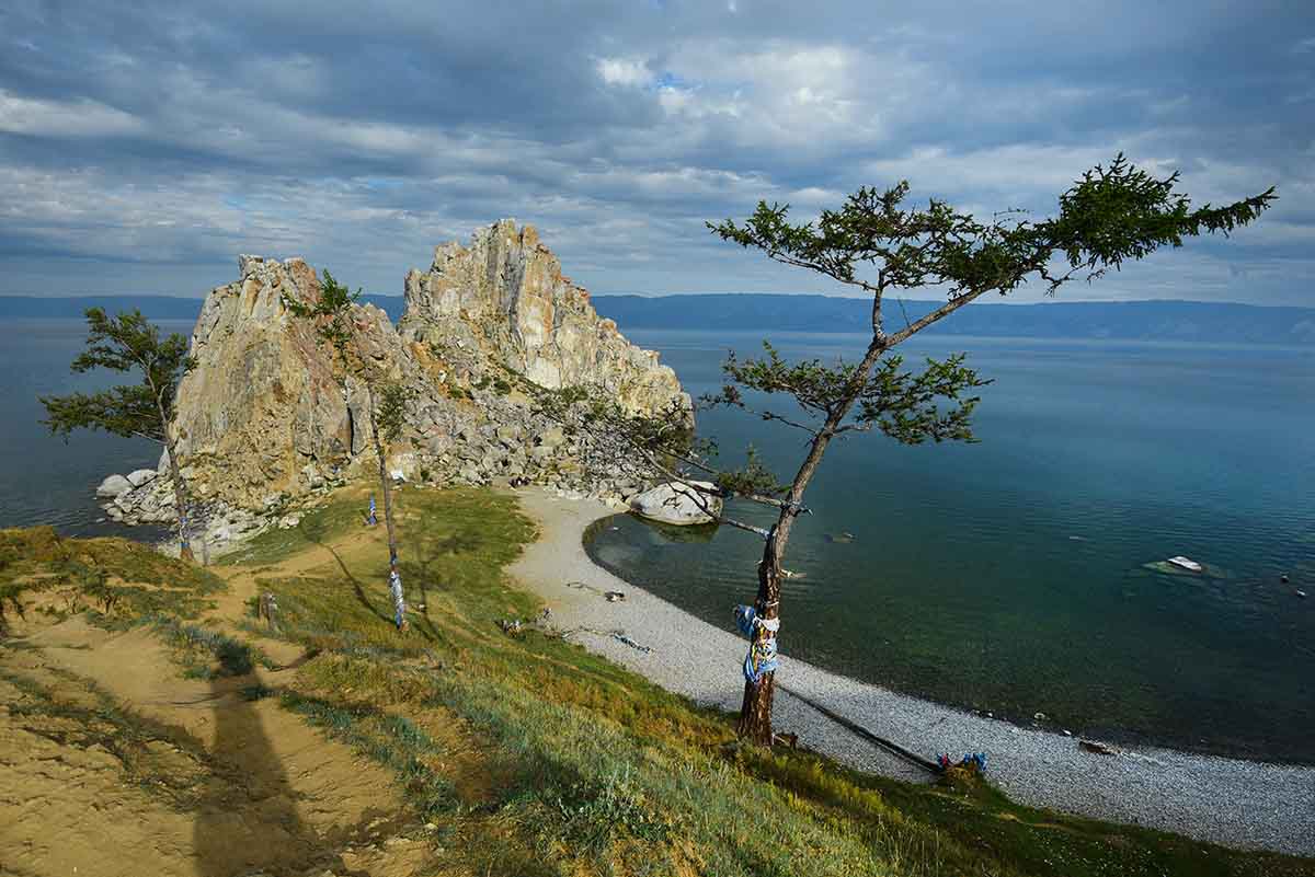 Der Schamanenfelsen bei Khuzhir auf der Insel Olchon im Baikalsee