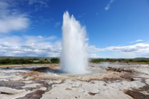 Der Geysir Strokkur im Süden Islands