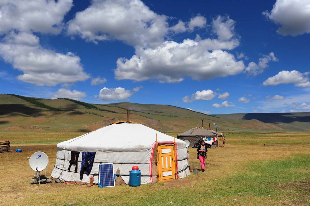 Traditionelle Jurten von Nomaden in der mongolischen Steppe.