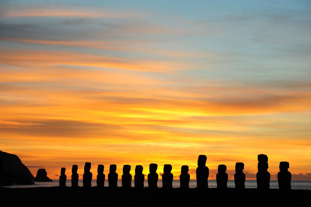 Der Ahu Tongariki auf der Osterinsel bei Sonnenaufgang