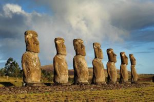 Moai auf dem Ahu Akivi auf der Osterinsel/Rapa Nui