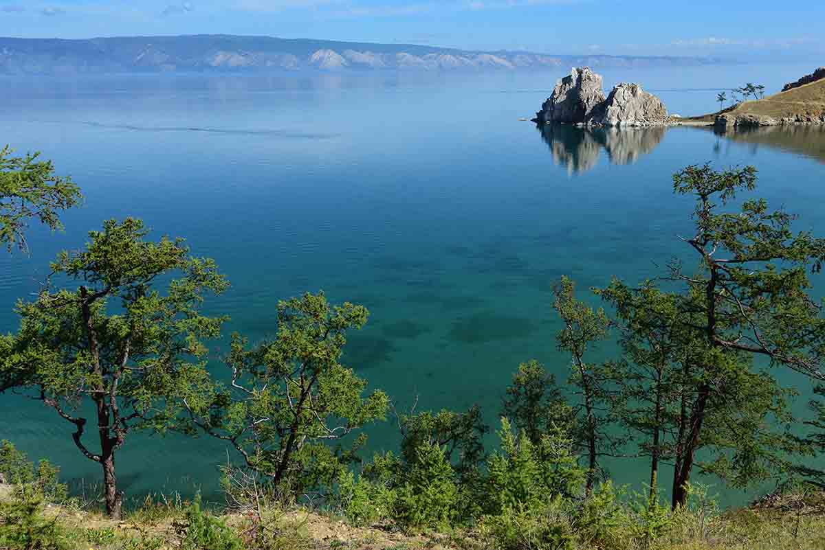 Der Baikalsee und der Schamanenfelsen auf der Insel Olchon