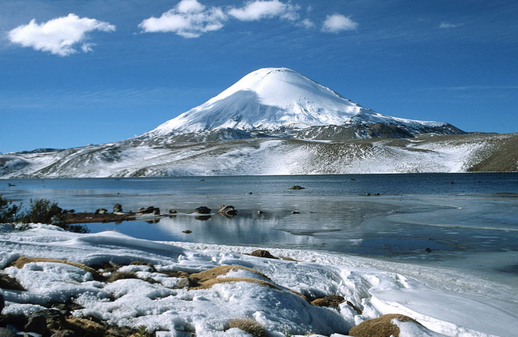 Der Vulkan Parinacota im Lauca-Nationalpark im Norden von Chile