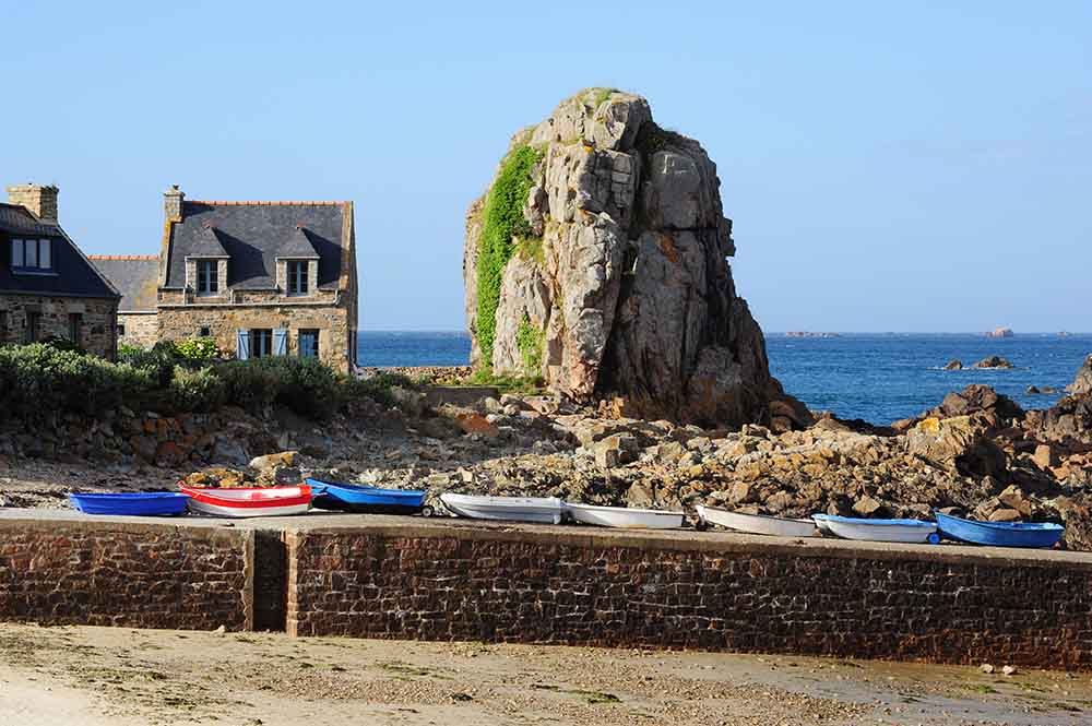 Hafenmole nahe der Pointe du Château in der Bretagne